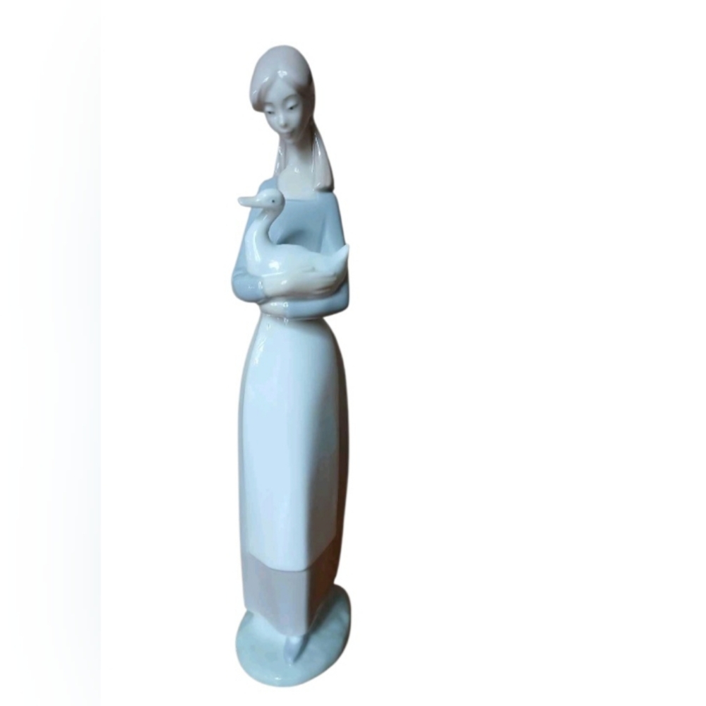 Lladró Nao Figurine piece, the "Girl with Geese"